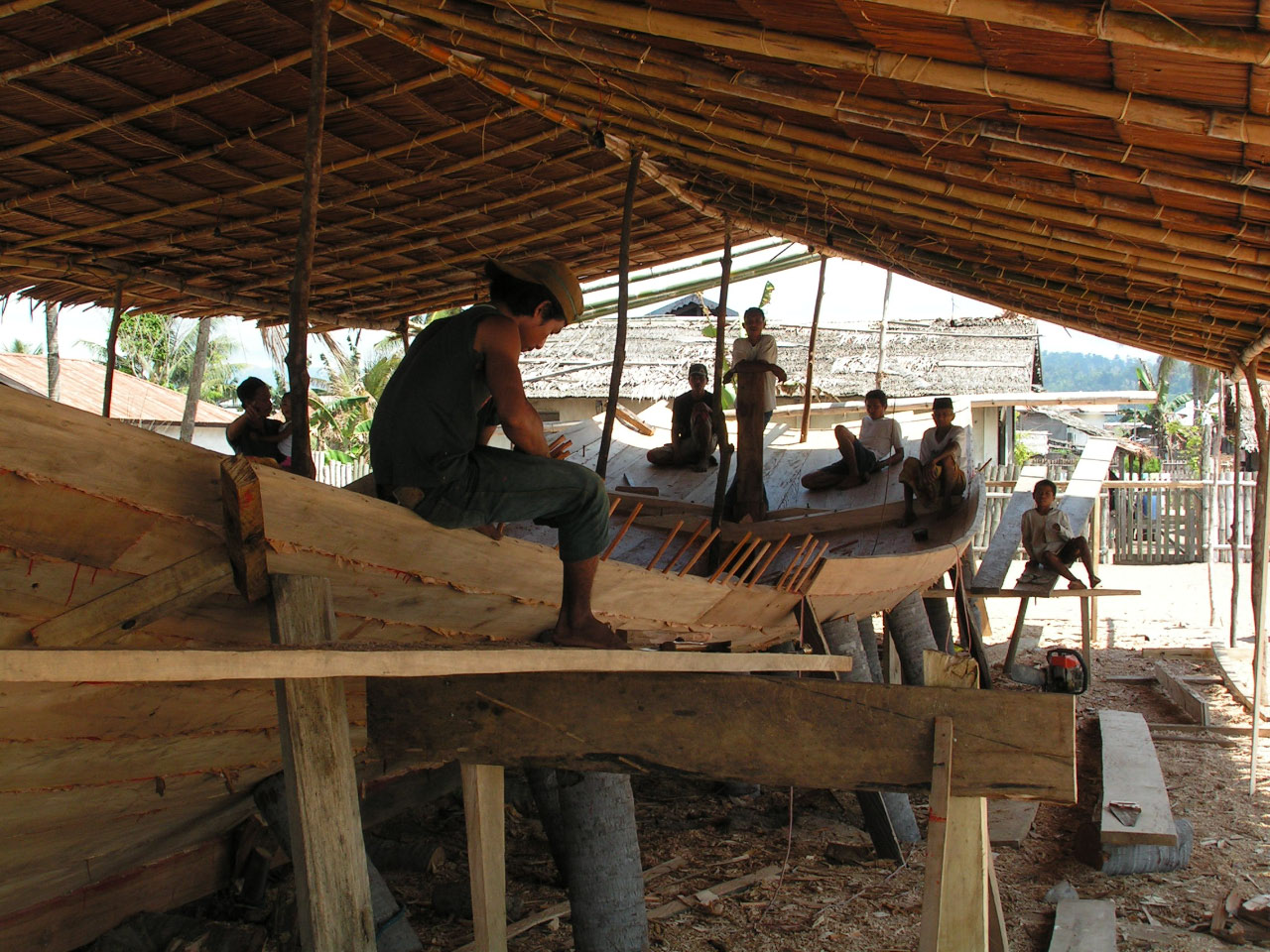 construction artisanale de bateau de pèche aux Moluques